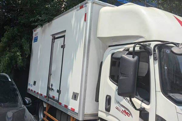 Jiangling Kaiyun Blue Whale Heavy Duty Standard Model 129HP 3.68m Displacement Semi-van Light Truck Single Axle Used Jiangling Truck for sale