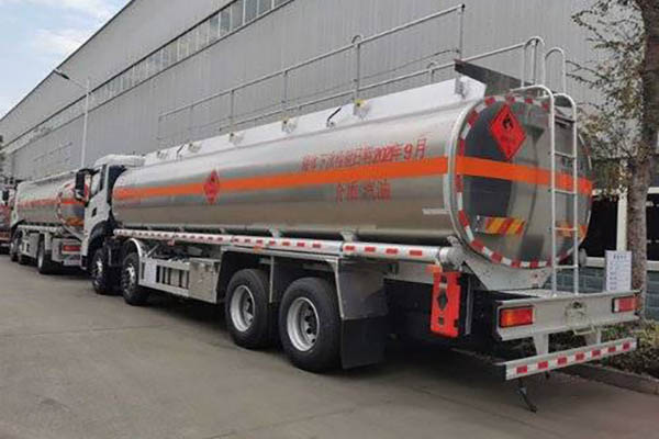 Dongfeng Tianlong 400 9.2 8x4 fuel tanker truck in China