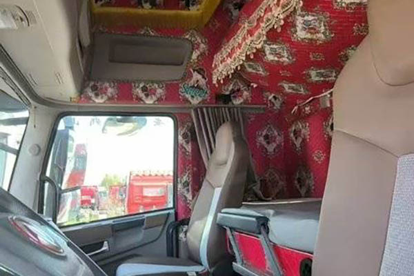 sale Dongfeng Commercial Vehicles Tianlong flagship KX 500hp 6x4 LNG tractor (China VI) dual-drive. Used Dongfeng Cummins tractor.