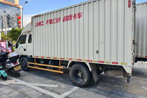 Jiangling Xin Shunda 116HP 3.7m single-row van light truck with single axle. Used Jiangling truck for sale