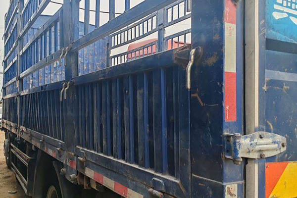 Foton Ruiwo ES5 220HP 6x2 6.8m semi-stakes truck with four front and four rear wheels. Used Weichai truck in China