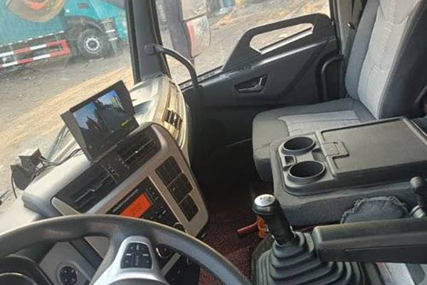 sale Dongfeng Commercial Vehicles Tianjin KR 230hp 4x2 9.75m box truck (China VI standard), single axle, used Dongfeng Cummins truck.