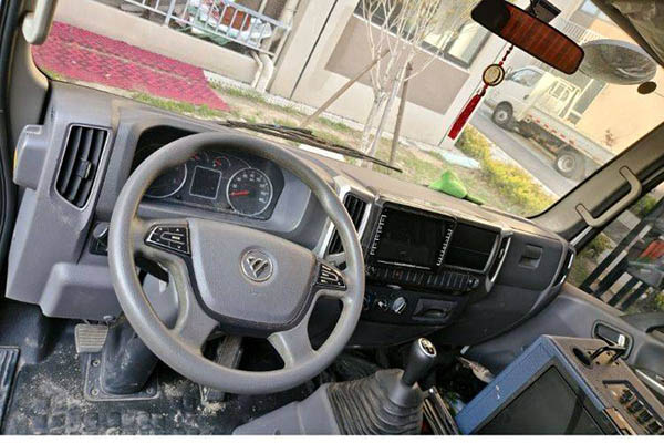 sale Used Foton Ruiwo E3 156HP 4x2 4.18m single-row van truck with single axle. Dongfeng Cummins used truck