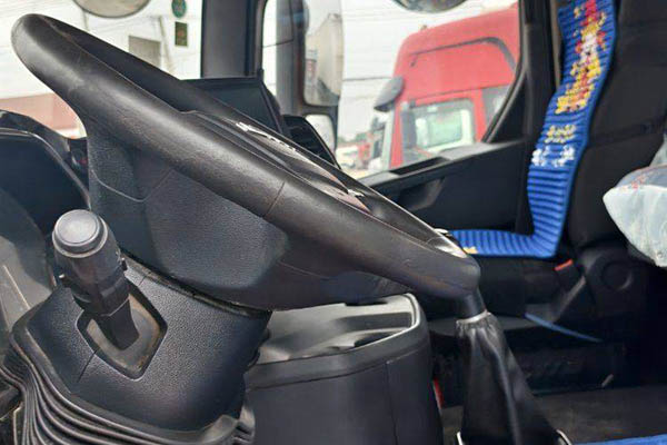 sale JMC Heavy Duty Truck Weilong HV5 heavy-duty truck, 530 hp, 6x4 dual-drive, used Hino tractor