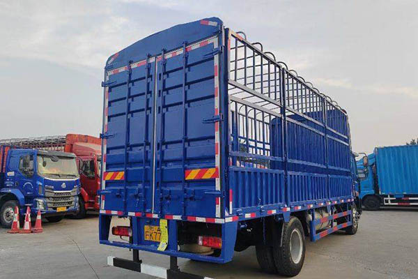 Foton Ruiwo ES5 185HP 4x2 6.8m single-axle sluice truck. Used Foton Cummins truck in China