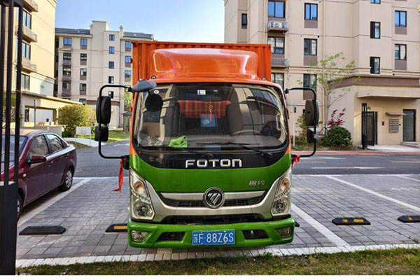 good Used Foton Ruiwo E3 156HP 4x2 4.18m single-row van truck with single axle. Dongfeng Cummins used truck