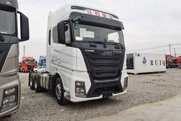 Jiangling Heavy Truck Weilong HV5 heavy-duty truck, 530 hp, 6x4 dual-drive, used Qingling Isuzu tractor for sale