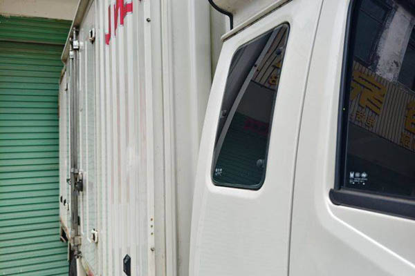 Jiangling Xin Shunda 116HP 3.7m single-row van light truck with single axle. Used Jiangling truck in China