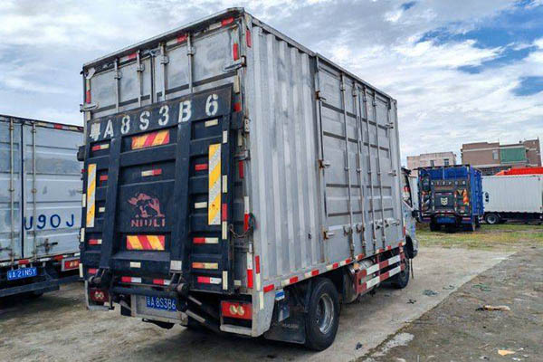 Foton Aumark S3 Series High-Efficiency Express Delivery Edition 156 HP 4.23m Single-Row Light Truck Chassis Used Cummins Truck for sale