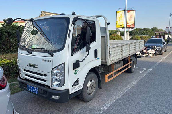 Jiangling Kaiwei wide-body 143hp 4.1m single-row flatbed light truck with single axle. Used Jiangxi Isuzu truck