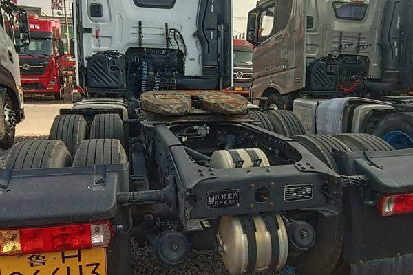 JMC Heavy Duty Truck Weilong HV5 heavy-duty truck, 530 hp, 6x4 AMT automatic transmission, dual-drive, used Xichai tractor truck for sale