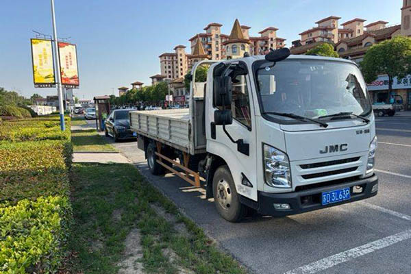 Jiangling Kaiwei wide-body 143hp 4.1m single-row flatbed light truck with single axle. Used Jiangxi Isuzu truck for sale
