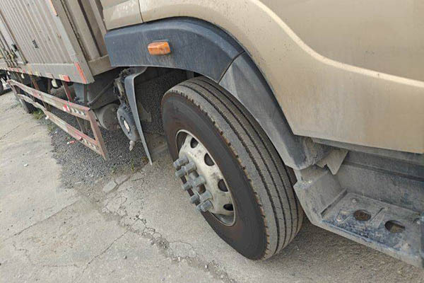 Foton Auman Hornet 210HP 9.78m semi-van truck, single axle, used Foton Cummins truck in China