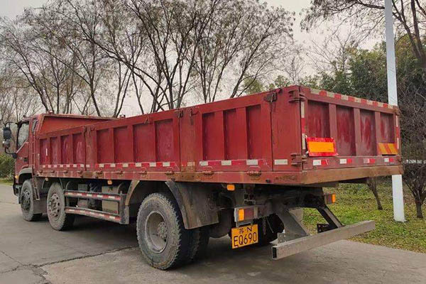 Futian Ruiwo ES5 270HP 8x4 6.8m dump truck with 4x4 front and 8x8 rear wheels. Used Yuchai dump truck in China