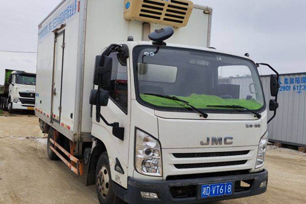 good Jiangling Xin Kaiyun 116HP 2.8m double-row flatbed light truck, single axle. Used Jiangling truck