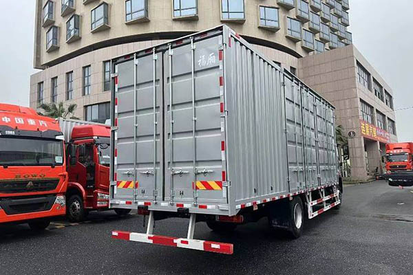 Used Foton Euro Air R Series 240HP 4X2 8.1m Single Axle Cummins Van Truck in China