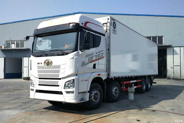 Qingdao Jiefang JH6 refrigerated truck