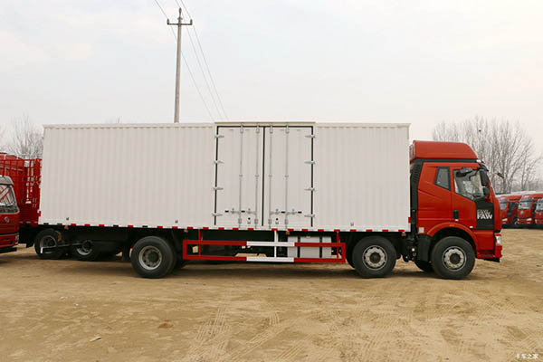 FAW Jiefang J6M truck in China