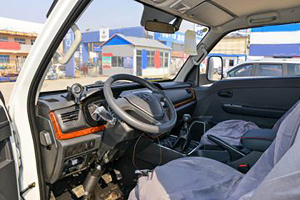 sale Changan Leaper D5 Luxury Edition 1.6L 122hp 3.935m single-row van mini truck (China VI emission standards)