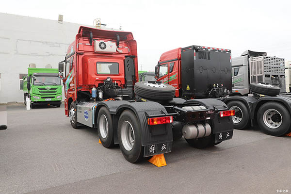 Qingdao Jiefang JH6 electric tractor in China
