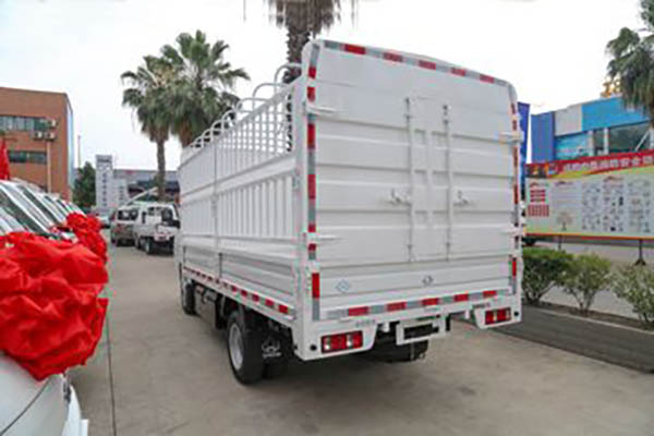 Changan Leaper D5 PLUS Luxury Edition 2.0L 122HP CNG 4.02m Single-Row Stakeout Pickup Truck in China