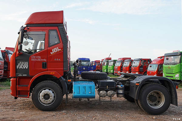 FAW Jiefang J6L tractor truck in China