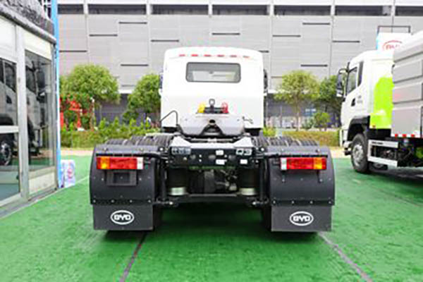 BYD Q3 26T 6X4 pure electric tractor in China