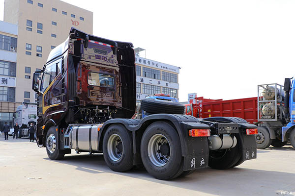 FAW Jiefang J6V tractor truck in China