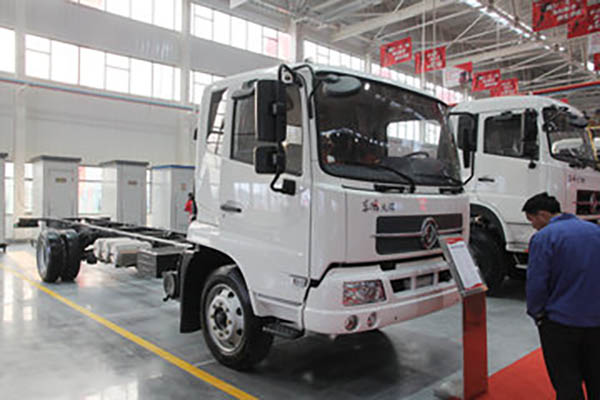 Dongfeng Commercial Vehicles Tianjin Medium Truck 180HP 4X2 4.8m Van