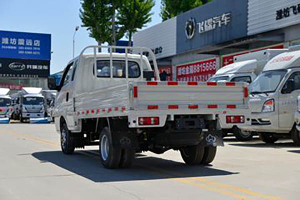 Changan Leaper D5 Comfort Edition 1.6L 122HP 3.05m half-flatbed pickup truck in China