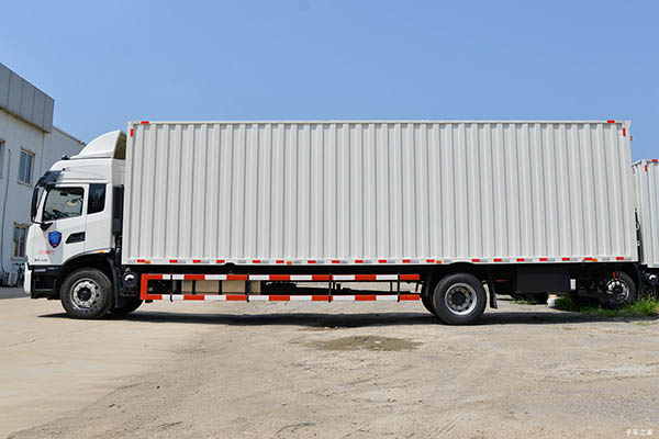 Dongfeng Commercial Vehicles Tianjin KR 240HP 4X2 9.8m Van Truck in China