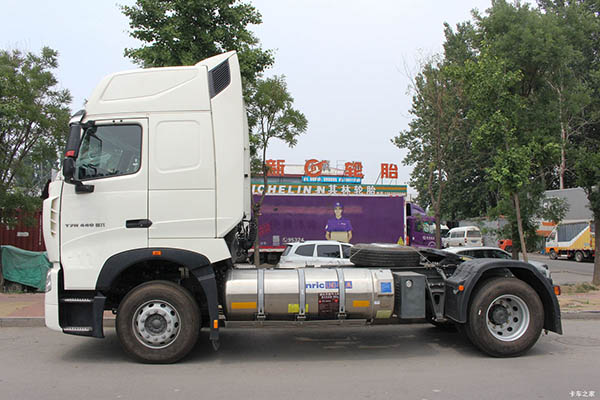 Sinotruk HOWO T7H tractor truck in China