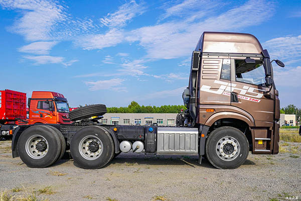 Qingdao Jiefang JH5 tractor in China