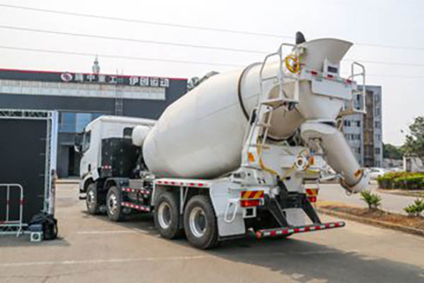 BYD T31 31T 8x4 6.8m3 pure electric concrete mixer truck (BYD5310GJBEV3) 355kWh in China