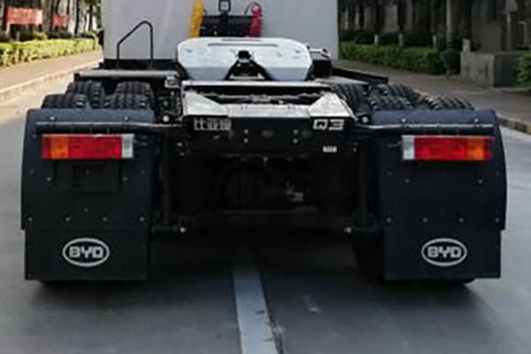 BYD Q3 26T 6X4 Pure Electric Tractor Truck 348kWh in China
