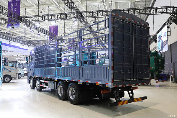 Qingdao Jiefangying cargo truck in China