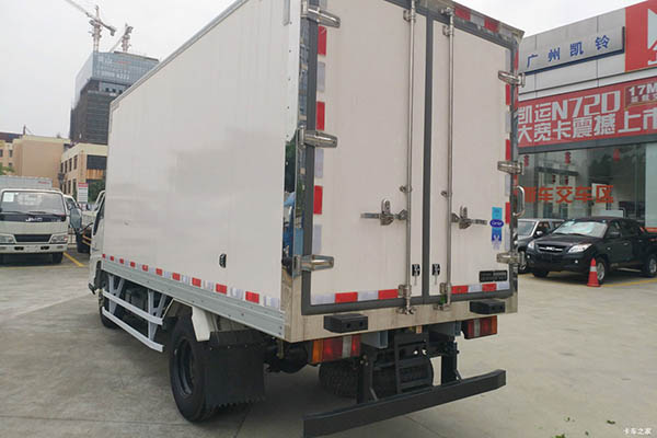 Jiangling Shunda wide-body refrigerated truck in China