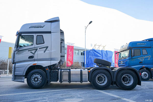 FAW Jiefang J7 tractor truck in China