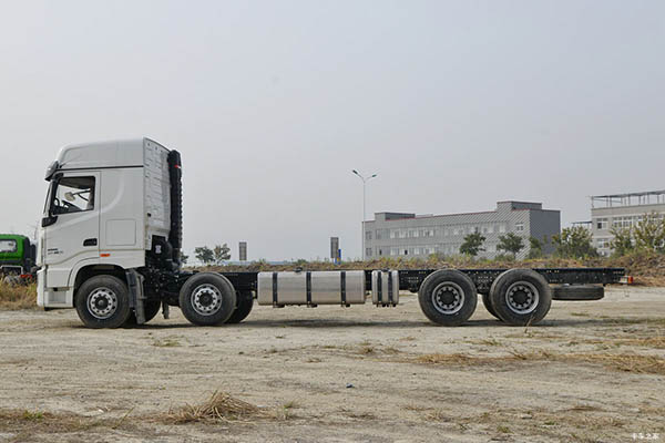 Dongfeng Commercial Vehicles Tianlong KX Flagship King 465 HP 8x4 9.5m AMT Automatic Barrier Cargo Truck in China