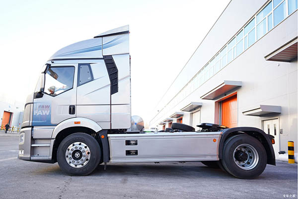 FAW Jiefang J6E tractor truck in China