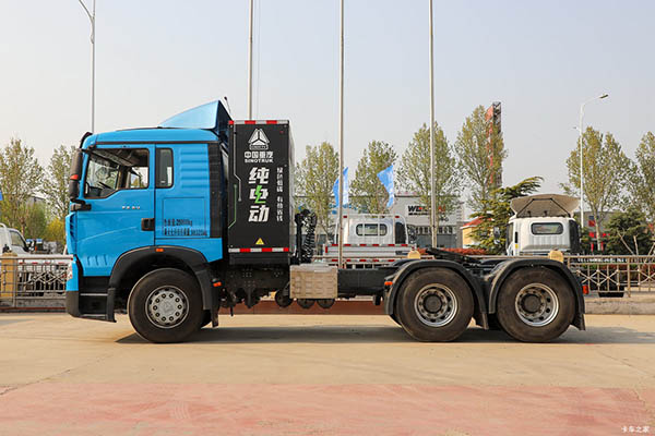 Sinotruk HOWO TX EV electric tractor in China