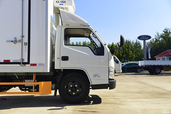 sale Jiangling Shunda narrow-body refrigerated truck
