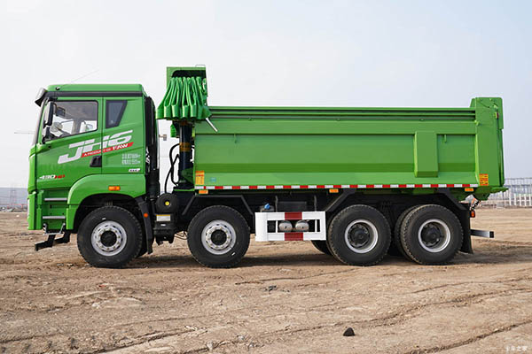 Qingdao Jiefang JH6 dump truck in China