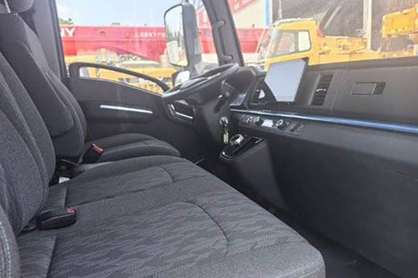 sale Yutong T3 C Series Light Truck, Medium Body, Hydraulic Brakes, 4.2m, Single-Row, Pure Electric Van, 100.46kWh, Used Electric Truck.