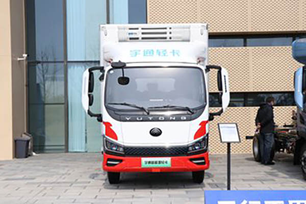 Yutong T5 Xuelong Edition 4x2 4.08m single-row pure electric refrigerated truck Shenlan 155kWh for sale