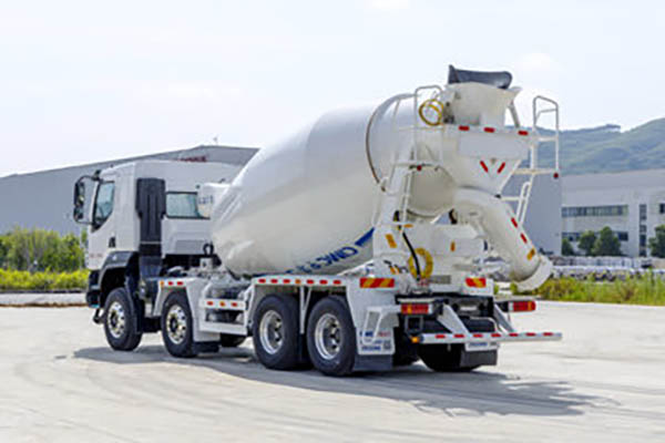 Dongfeng Liuzhou Motor Chenglong H5 330HP 8X4 7.73m3 concrete mixer truck (440 rear axle) in China