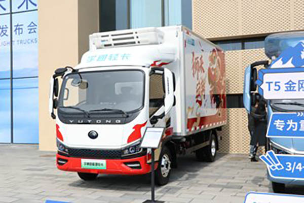 Yutong T5 Xuelong Edition 4x2 4.08m single-row pure electric refrigerated truck Shenlan 155kWh