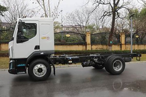 Dongfeng Liuzhou Motor New Chenglong M3 170HP 4X2 Sprinkler Truck Chassis for sale