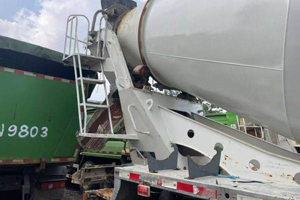 Sinotruk HOWO TX 340HP 8X4 7.5m³ concrete mixer truck. Used Weichai concrete mixer truck in China