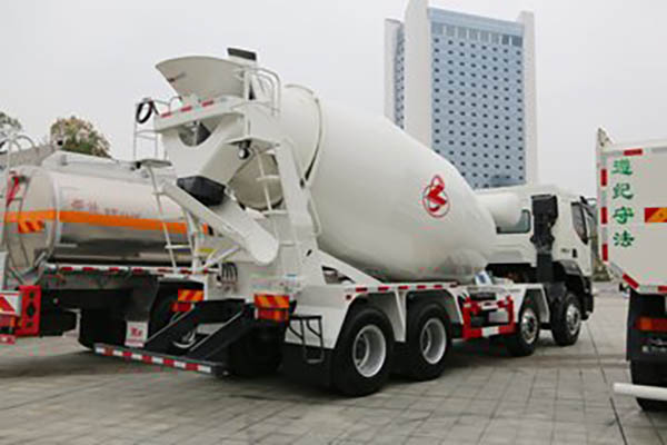 Dongfeng Liuzhou Motor Chenglong H5 330HP 8X4 7.73m3 concrete mixer truck (10 gears) in China